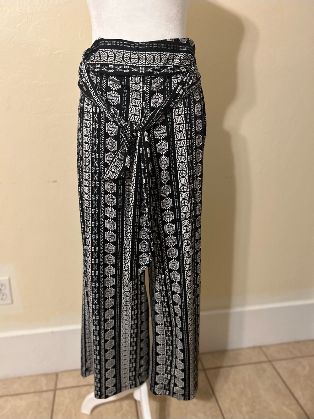Robert Louis Black & White Printed Tie-Waist Wide Leg Pants